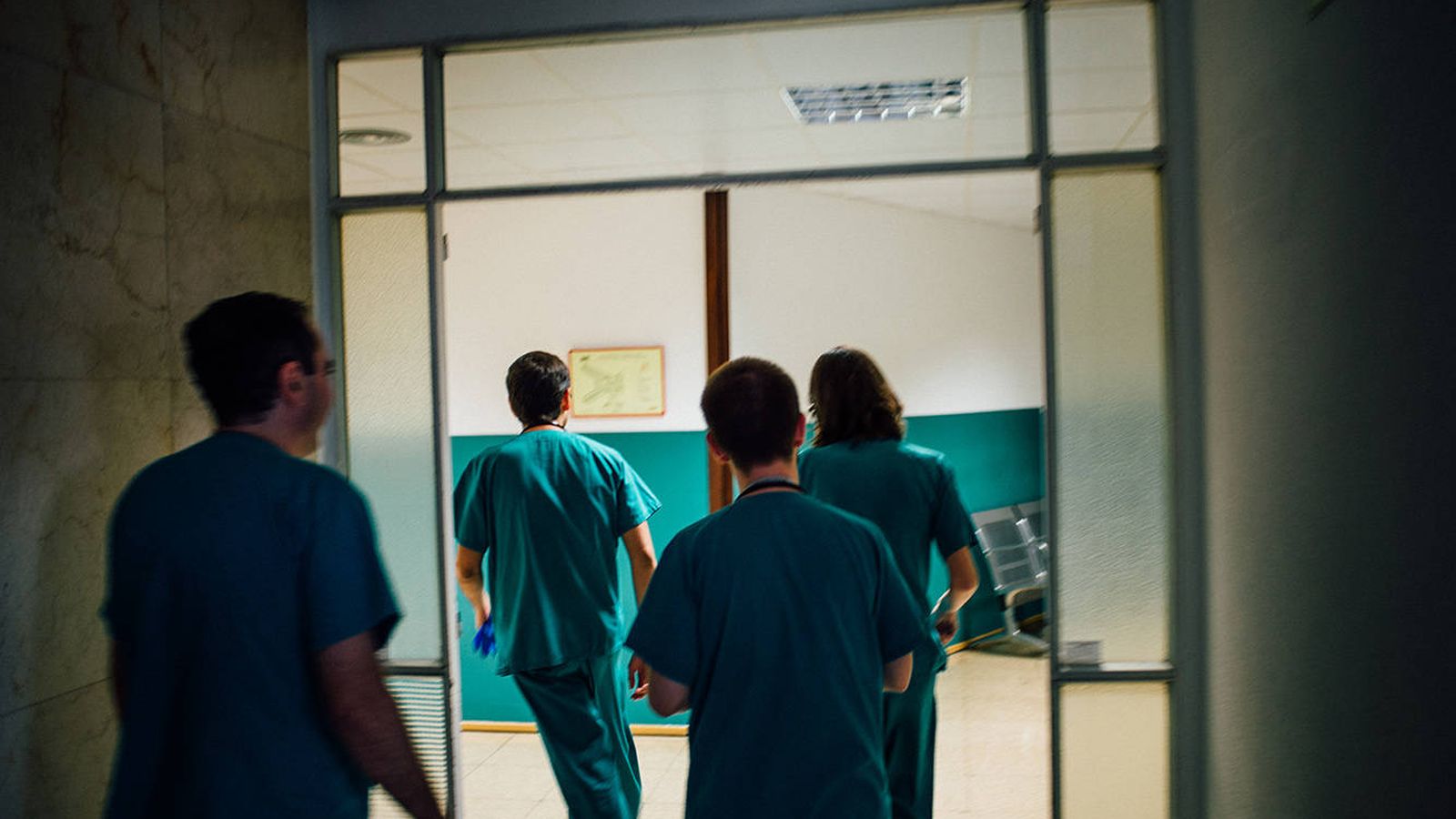 Foto: Varios estudiantes MIR durante sus prácticas en un centro hospitalario. (P. López Learte)