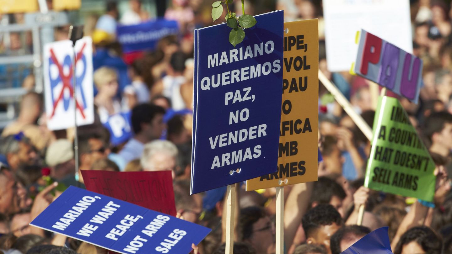 Carteles en contra del Rey y de Mariano Rajoy. (EFE)