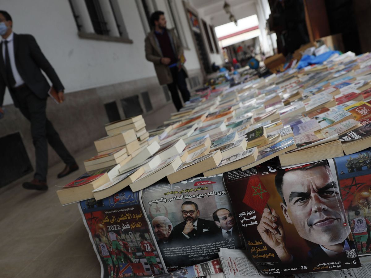 Foto: Vista de ejemplares de prensa en un quiosco de Rabat. (EFE / Mariscal)