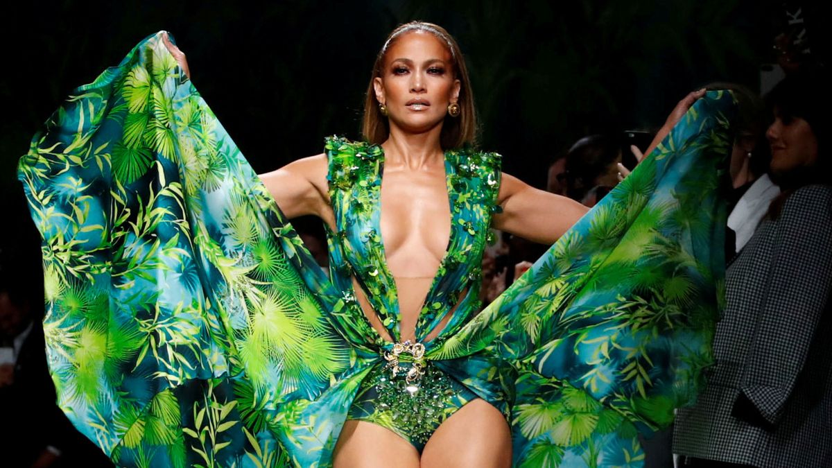 3 cosas que todavía no sabes del 'jungle dress' de Jennifer Lopez