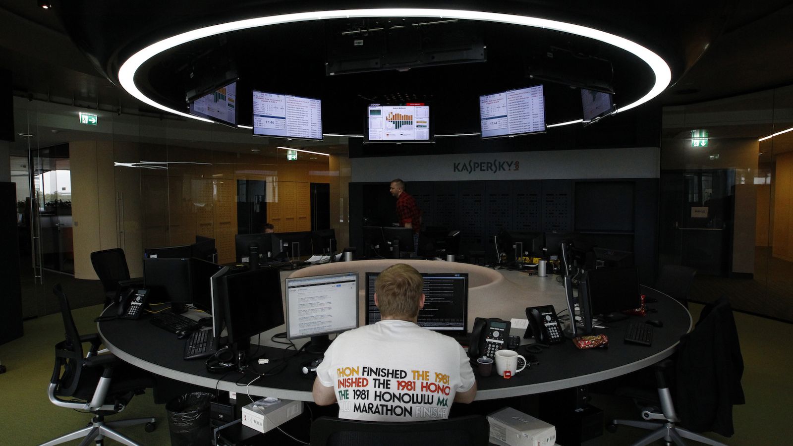 Foto: Un trabajador de la compañía de ciberseguridad Kaspersky en la oficina de la firma en Moscú (Reuters)