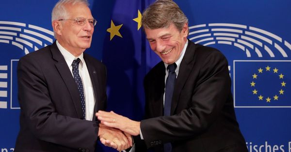 Foto: David-Maria Sassoli (d) recibe a Josep Borrell en el Europarlamento, en Bruselas. (EFE)