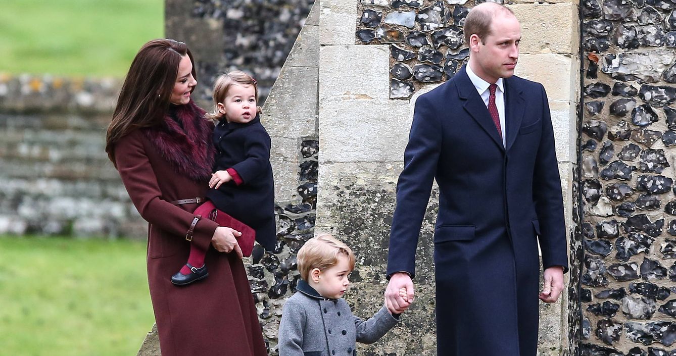 Familia completa de los duques de Cambridge a las puertas de la iglesia el día de Navidad. (Gtres)