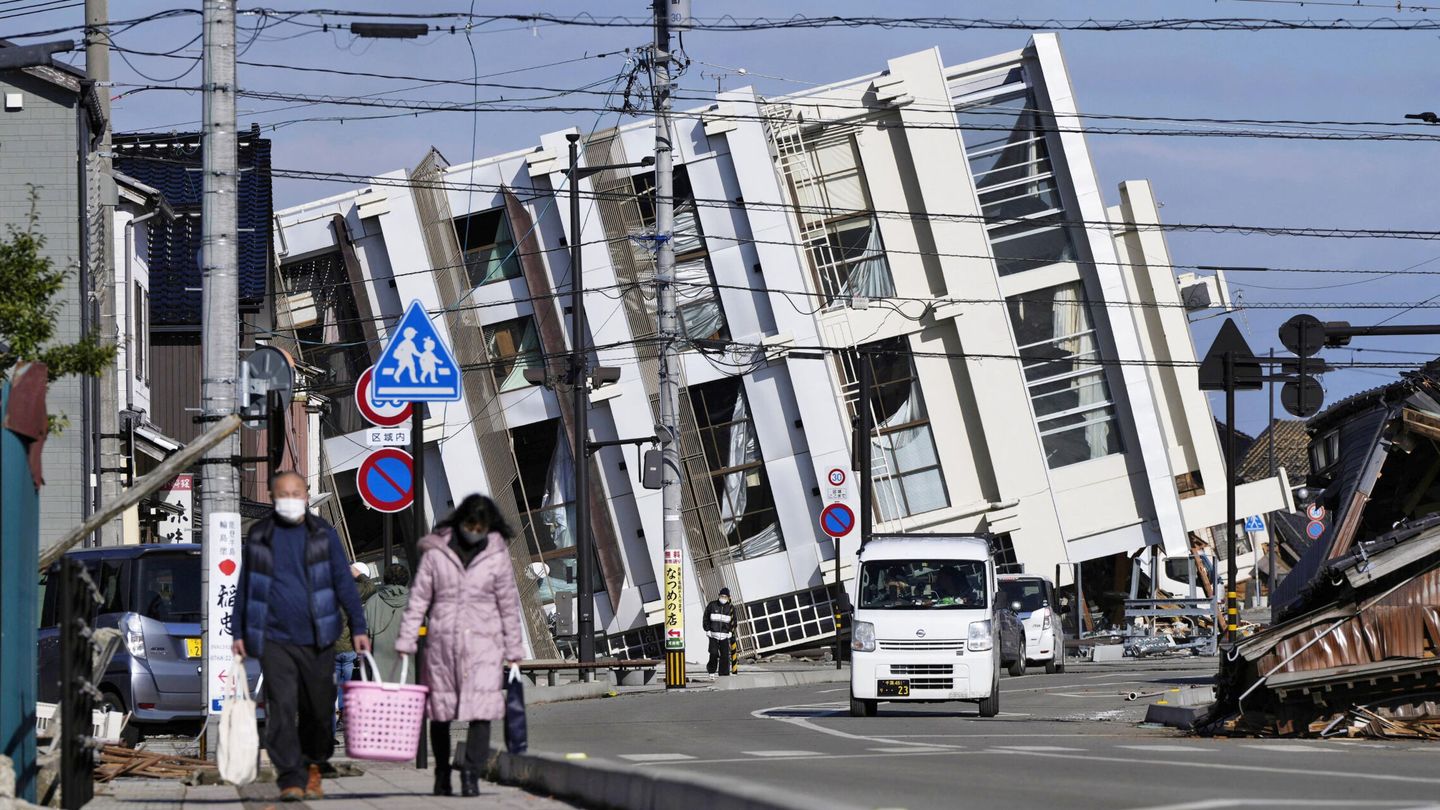 Un edificio derriba en la ciudad de Wajima. (Reuters)