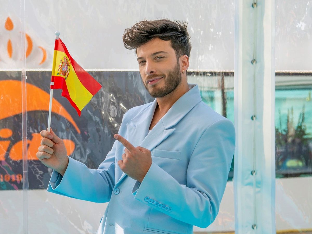 Foto: El cantante Blas Cantó posa con la bandera española en Róterdam, ciudad que acogerá Eurovisión 2021 (EFE) 