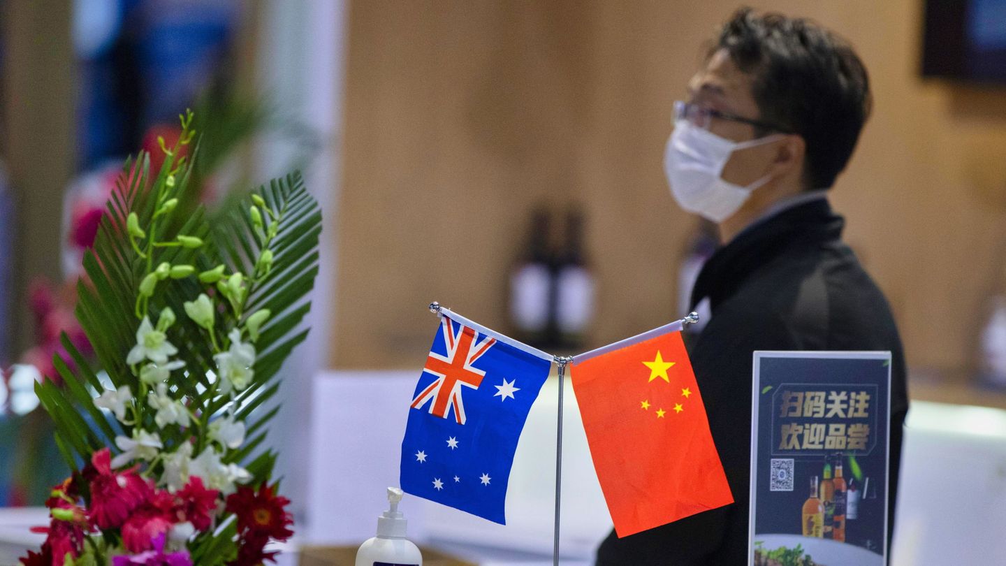 Banderas de Australia y China. (Reuters)