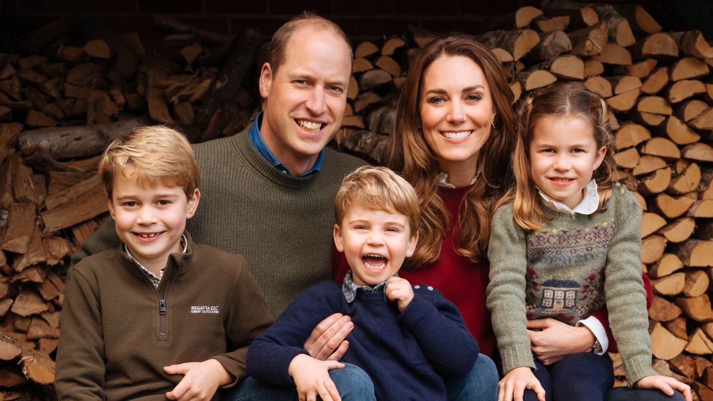 Los duques de Cambridge, con sus hijos. (EFE)