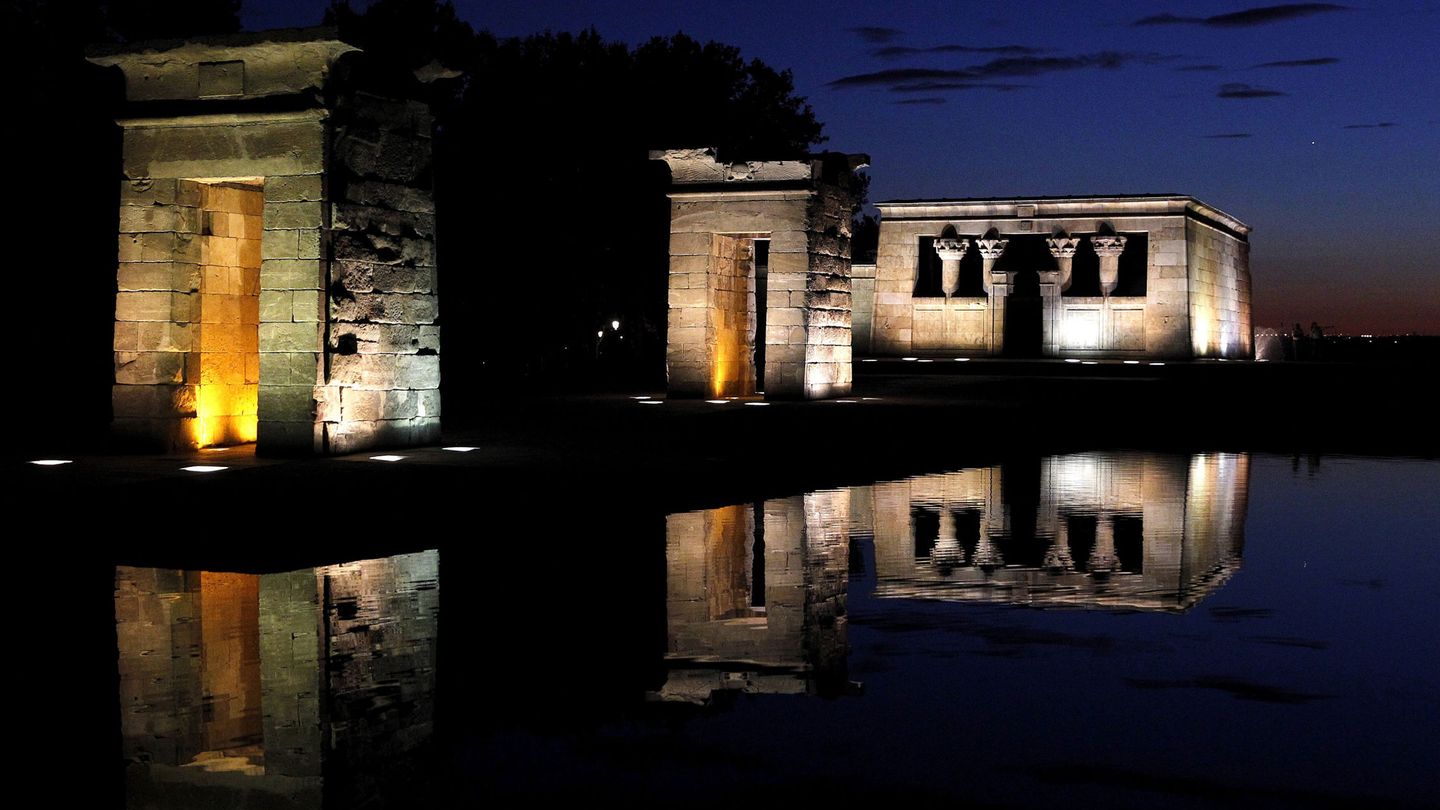 Vista del Templo de Debod por la noche. (EFE/Javier López)