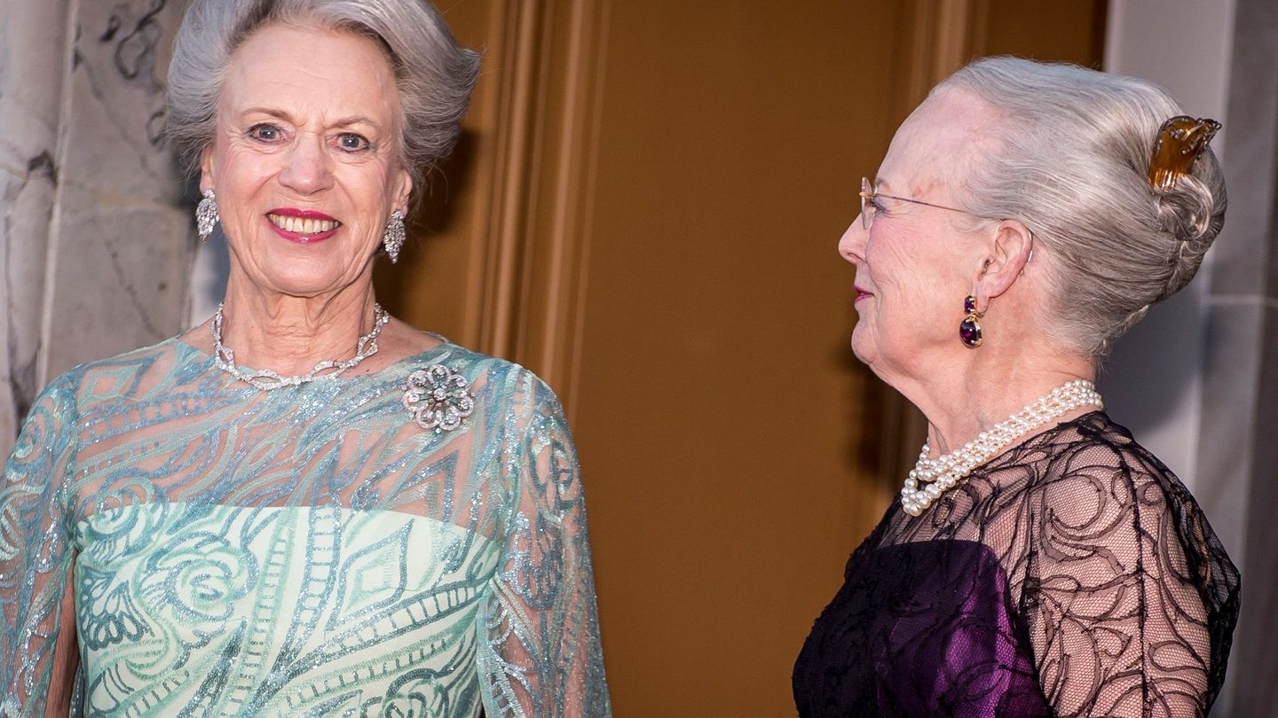 La reina Margarita con su hermana, la princesa Benedicta. (EFE)