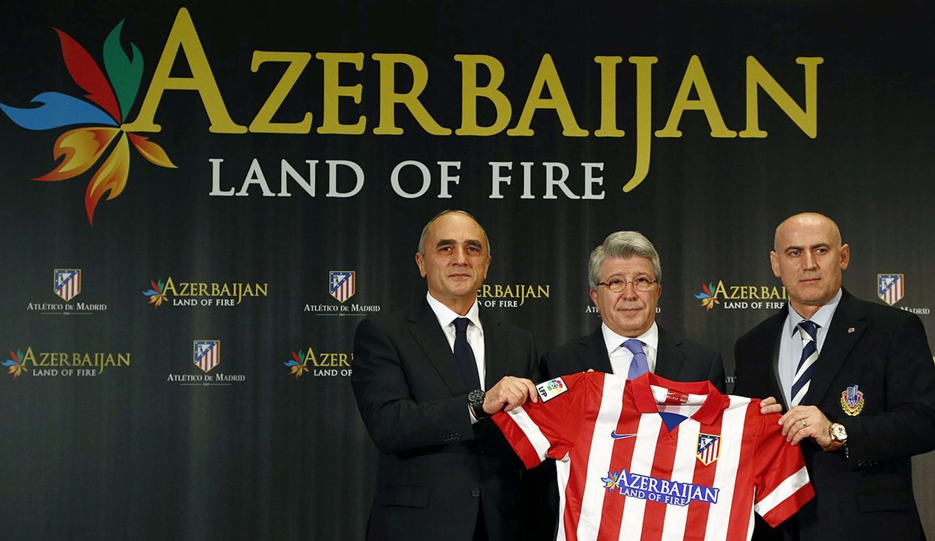 Enrique Cerezo, junto al embajador de Azerbaiyán en España, Alfay Efendiev (i), y Yashar Seyidov, director ejecutivo del Baku FC. (EFE)