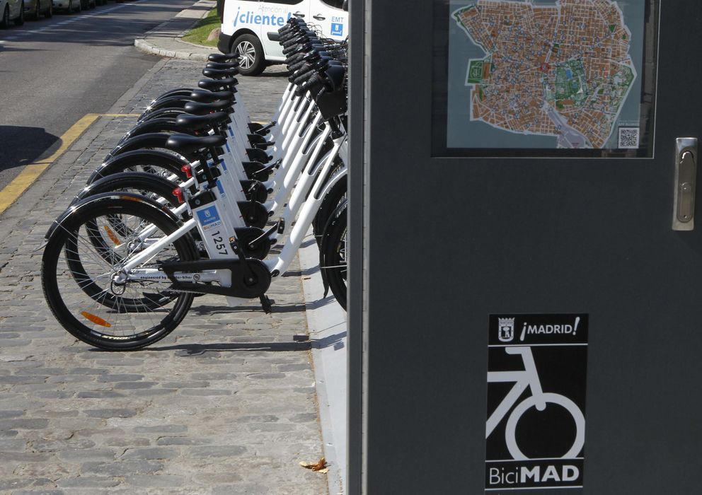 Foto: Bicicletas eléctricas del sistema público de alquiler BiciMAD que acaba de ser instalado en Madrid. (Efe/Juan M. Espinosa)