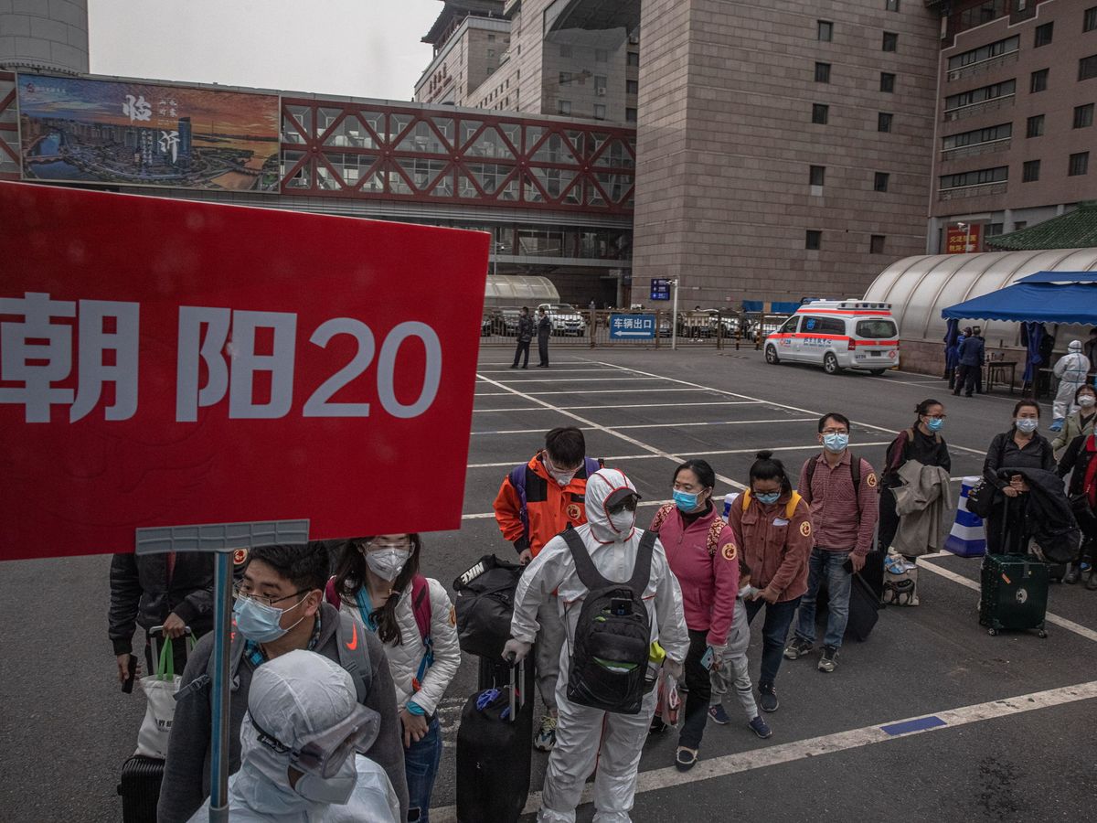 Foto: Pasajeros llegan a Pekín desd Wuhan (EFE)