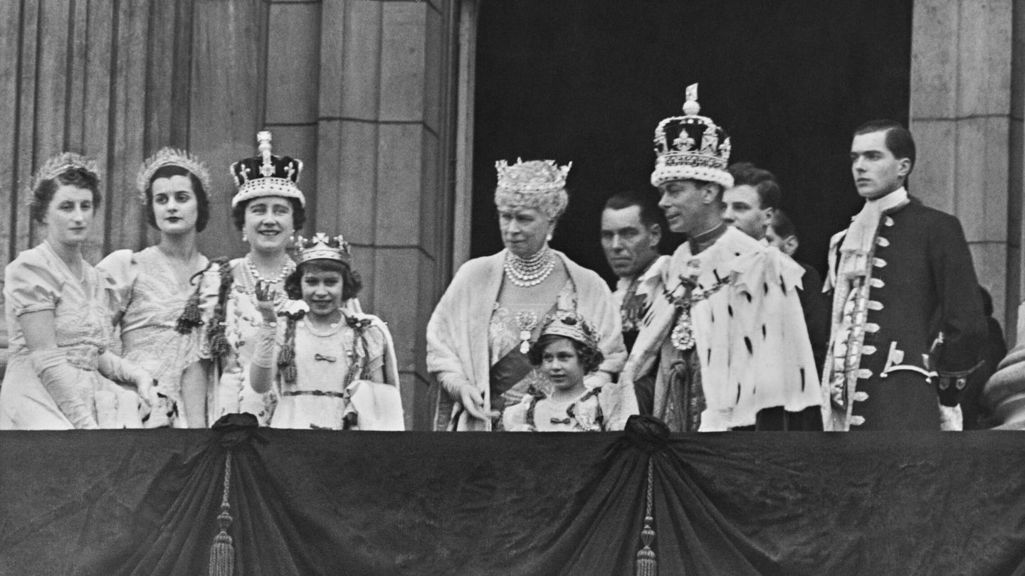 Jorge VI, el día de su coronación, junto a su esposa, la Reina Madre, y otros familiares, en 1937 . (Topical Press/Agency Hulton Archive/Getty Images)
