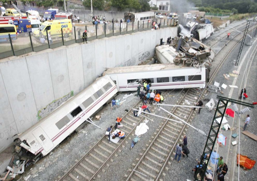 Foto: Estado en el que quedó el tren Alvia que cubría la ruta entre Madrid y Ferrol tras descarrilar. (EFE)