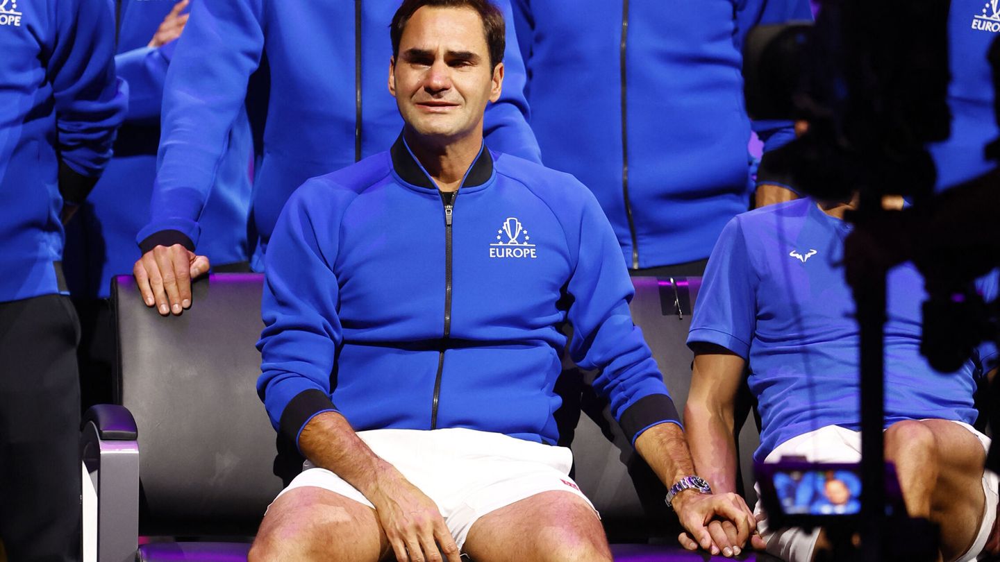 Federer une su mano a la de Nadal mientras llora. (Reuters/Andrew Boyers)