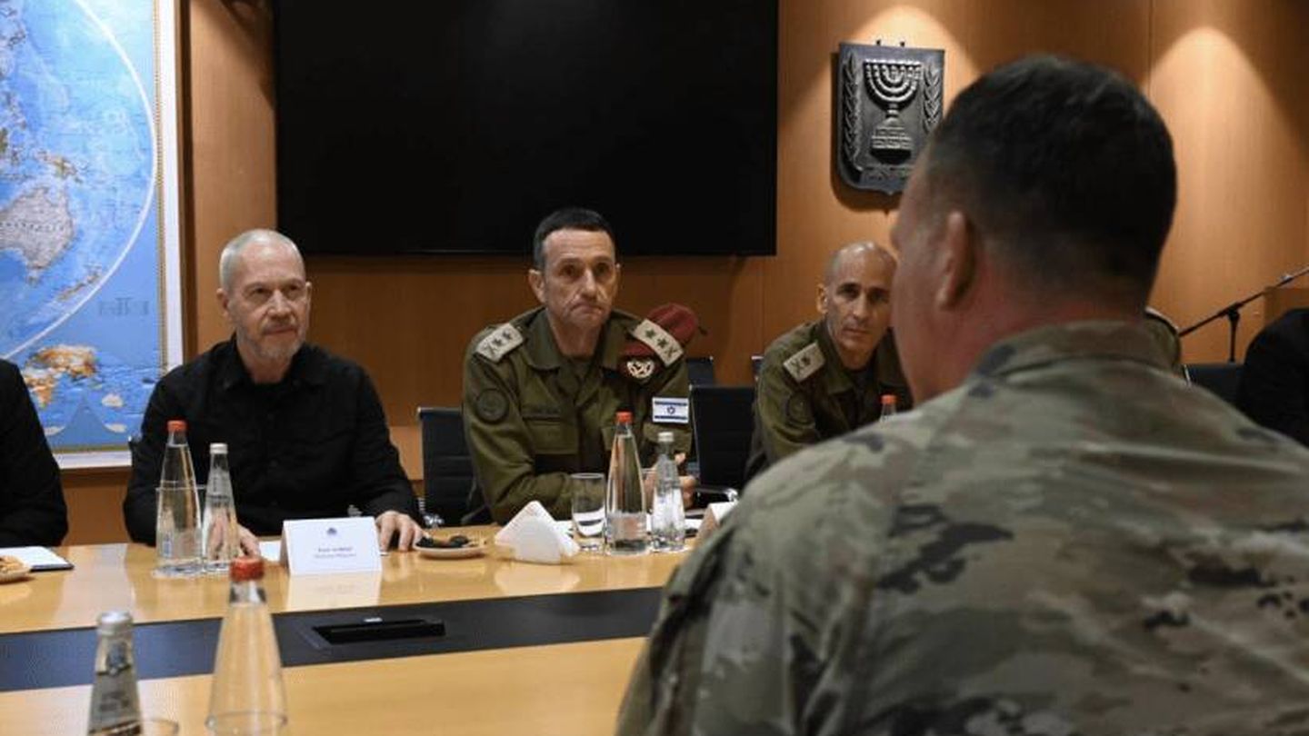 El ministro de Defensa israelí, Yoav Gallant, durante su encuentro con el líder del CENTCOM, el general Michael 'Erik' Kurilla. (Ministerio de Defensa Israelí/Nicole Laskvi)
