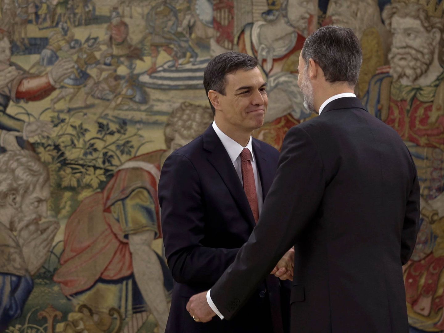 Felipe VI, saludando al nuevo presidente del Gobierno. (Limited Pictures-Pool)