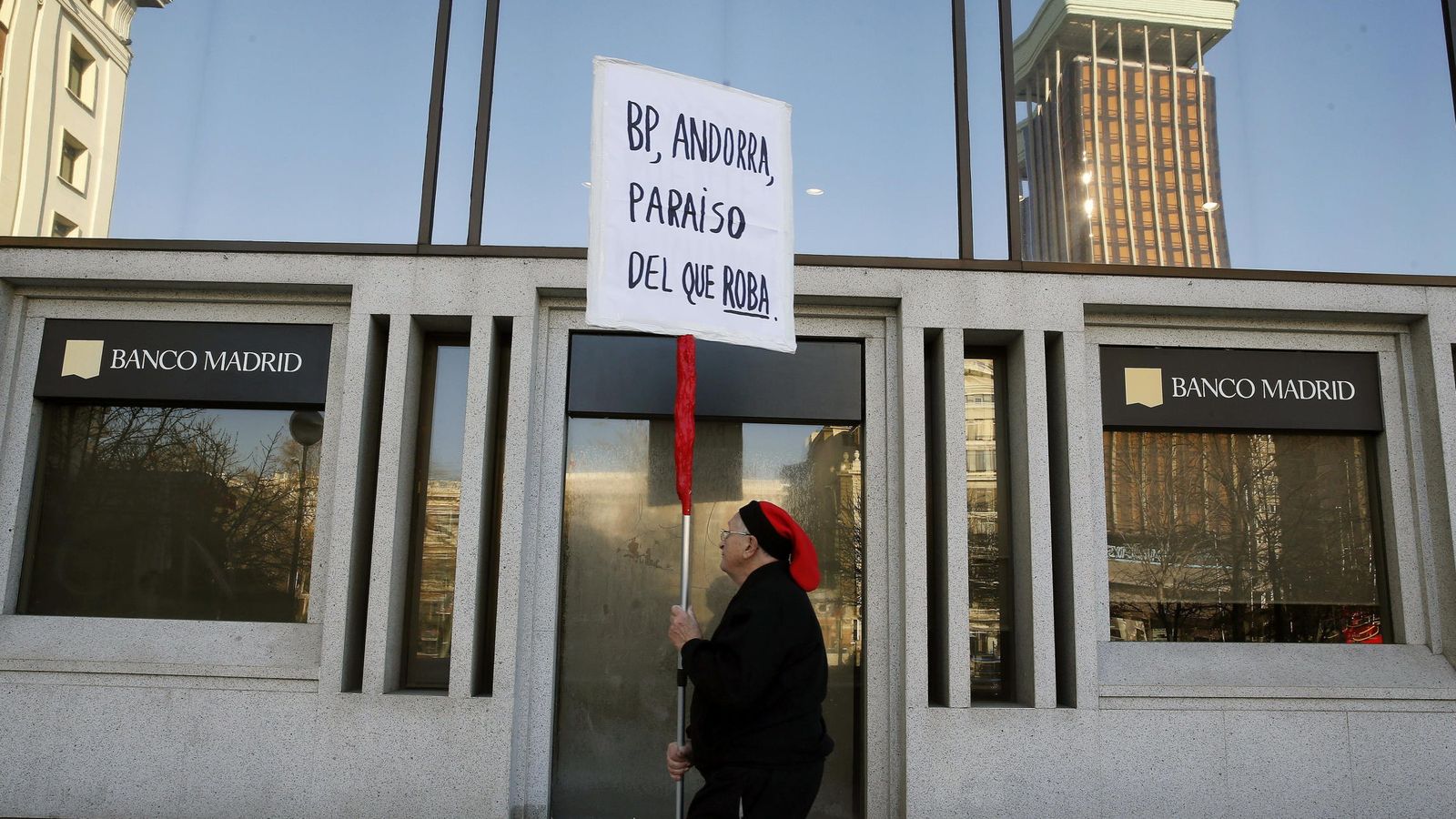 Foto: Un hombre protesta ante la sede del Banco de Madrid. (EFE)