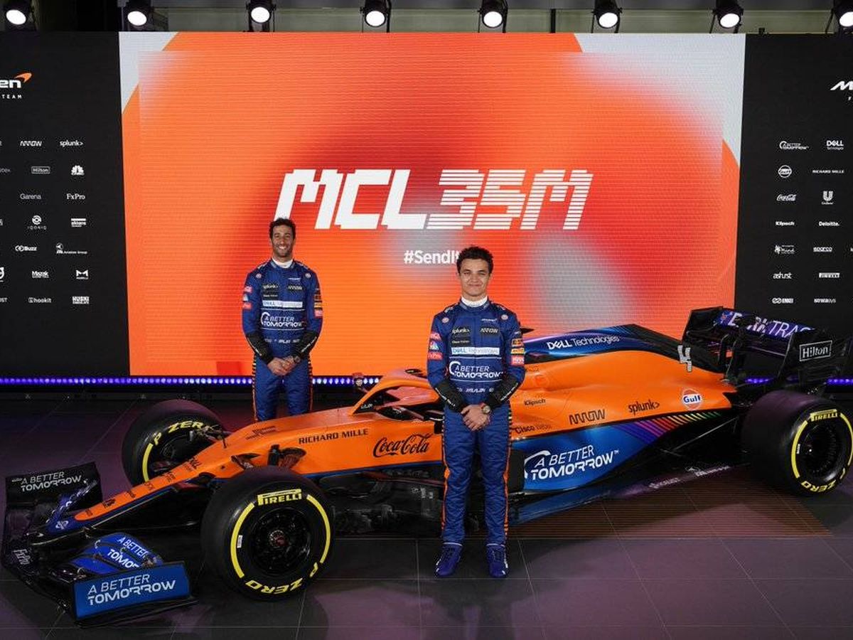 Foto: Lando Norris y Daniel Ricciardo con el nuevo MCL35 presentado el lunes por la noche en Woking