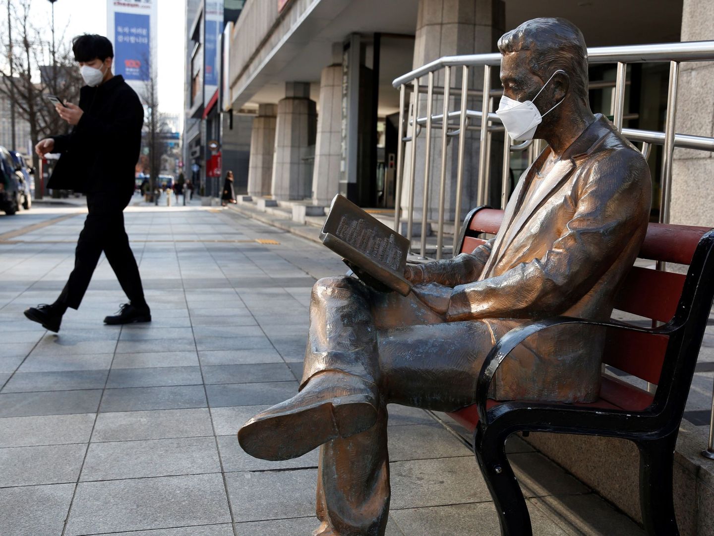 Una estatua con mascarilla, en Corea del Sur. (EFE)
