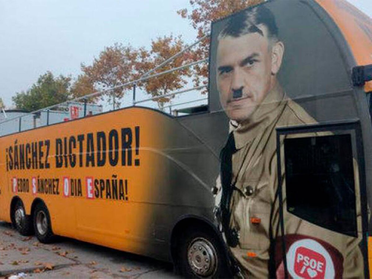 Foto: Hazte Oír pasea un autobús por el centro de Madrid vistiendo a Pedro Sánchez como Hitler: "Dictador" (X: @hazteoir)