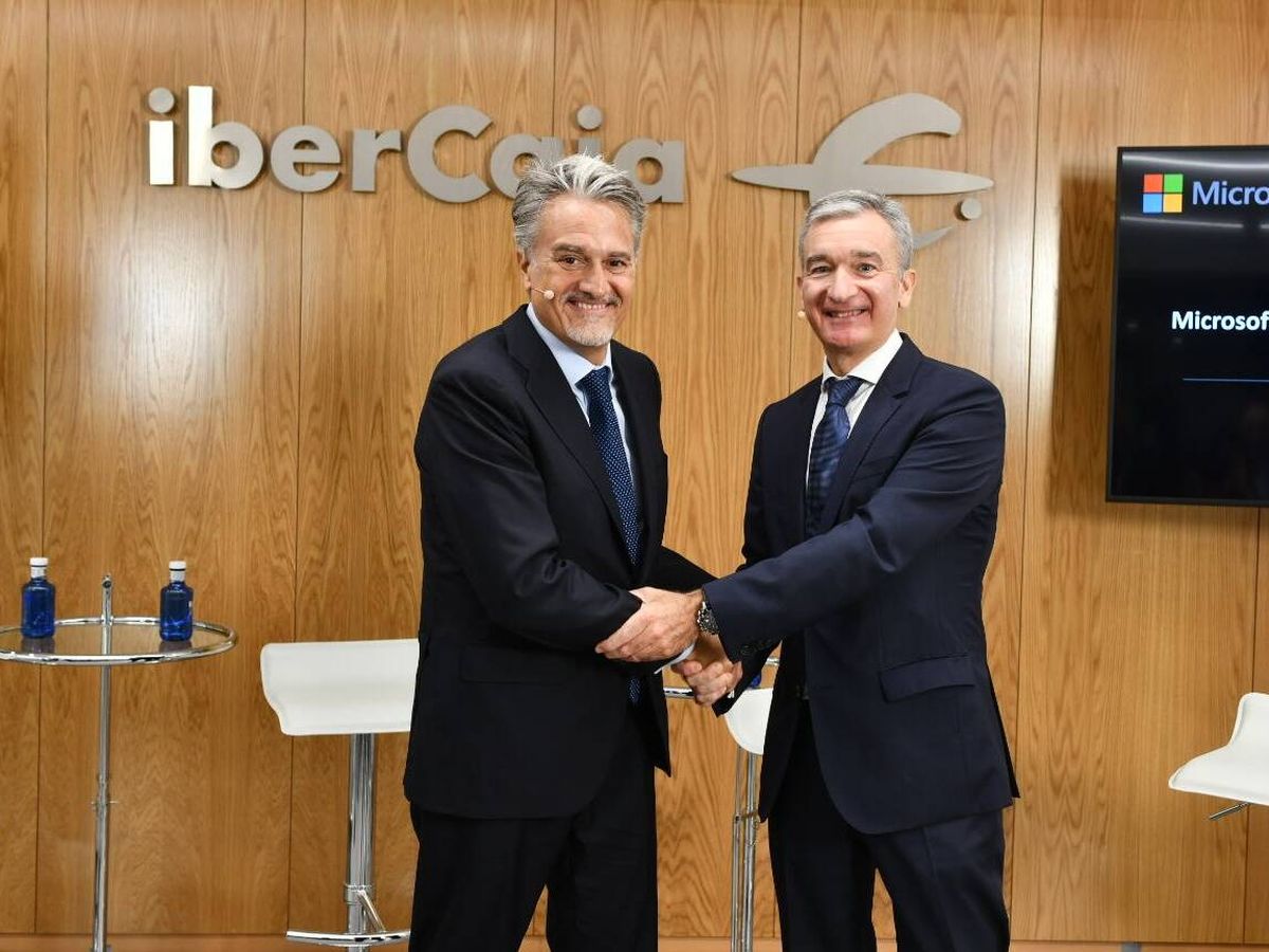 Foto: Alberto Granados (i), presidente de Microsoft España, y Víctor Iglesias, CEO de Ibercaja Banco. (Ibercaja)