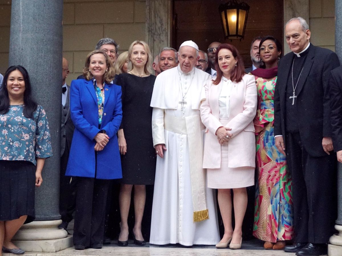Foto: Nadia Calviño y el papa Francisco en un foro sobre cambio climático. (EFE)