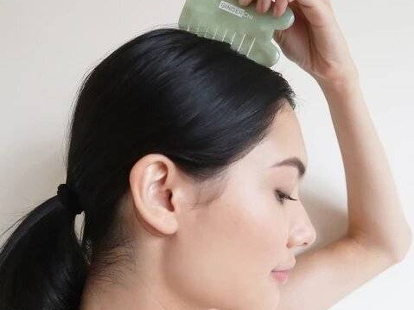 Cómo masajear el cuero cabelludo con el peine de jade. (GingerChi)