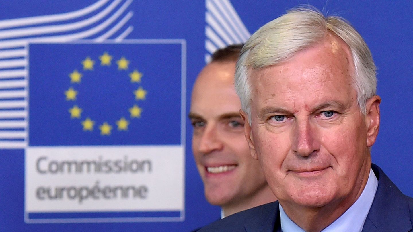 Michel Barnier, negociador de la UE para el Brexit, con su homólogo británico, Dominic Raab, en Bruselas. (Reuters)