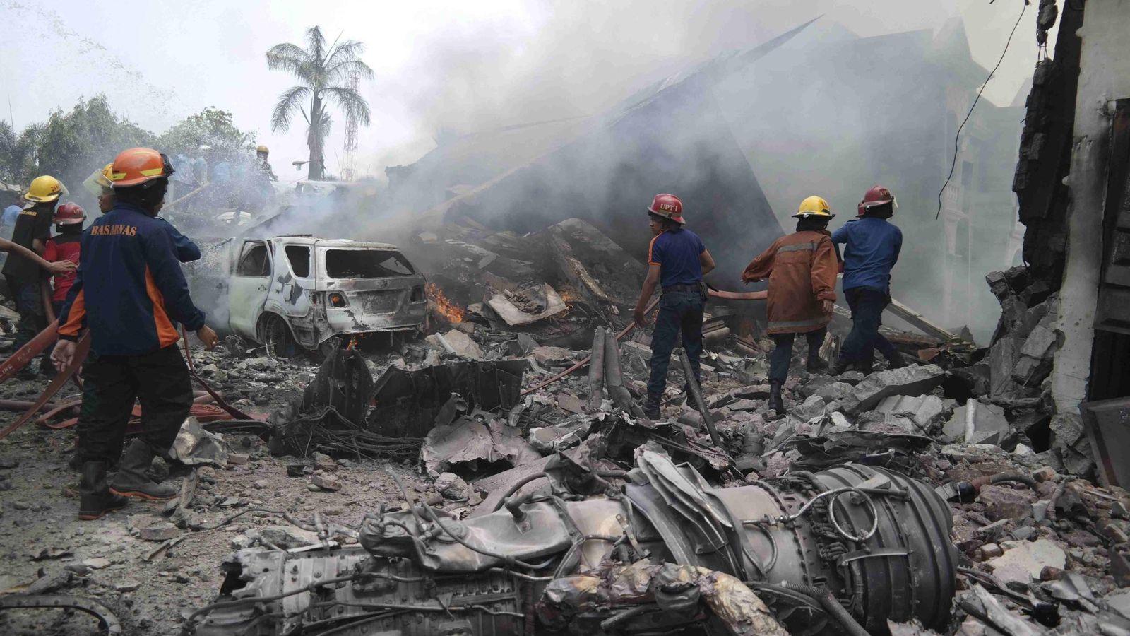 Foto: Los bomberos extinguen el fuego después de que el avión se estrellara en la zona (Reuters)