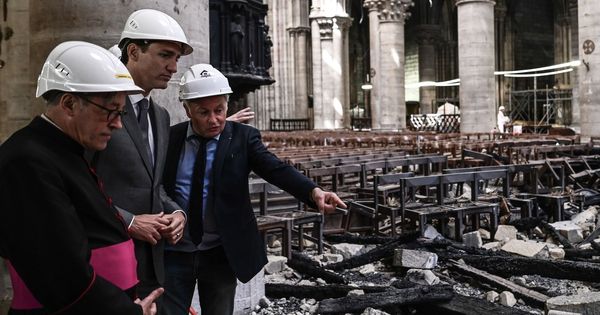 Foto: Justin Trudeau, junto al rector de la Catedral de Notre Dame, Patrick Chauvet, y el arquitecto jefe de Notre Dame, Philippe Villeneuve. (EFE)