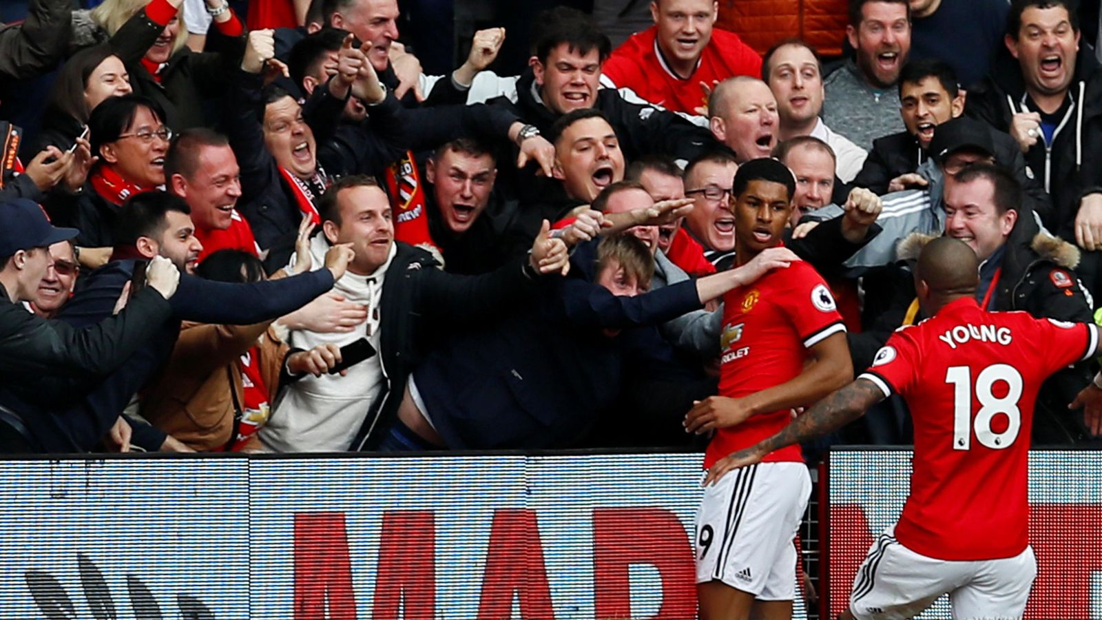 Foto: Rashford celebra su primer gol en el Manchester United-Liverpool. (Reuters)