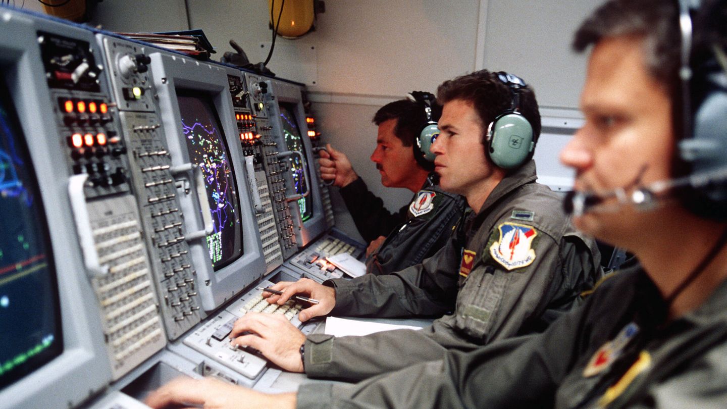Consolas de controladores aéreos en un E-3. (USAF)