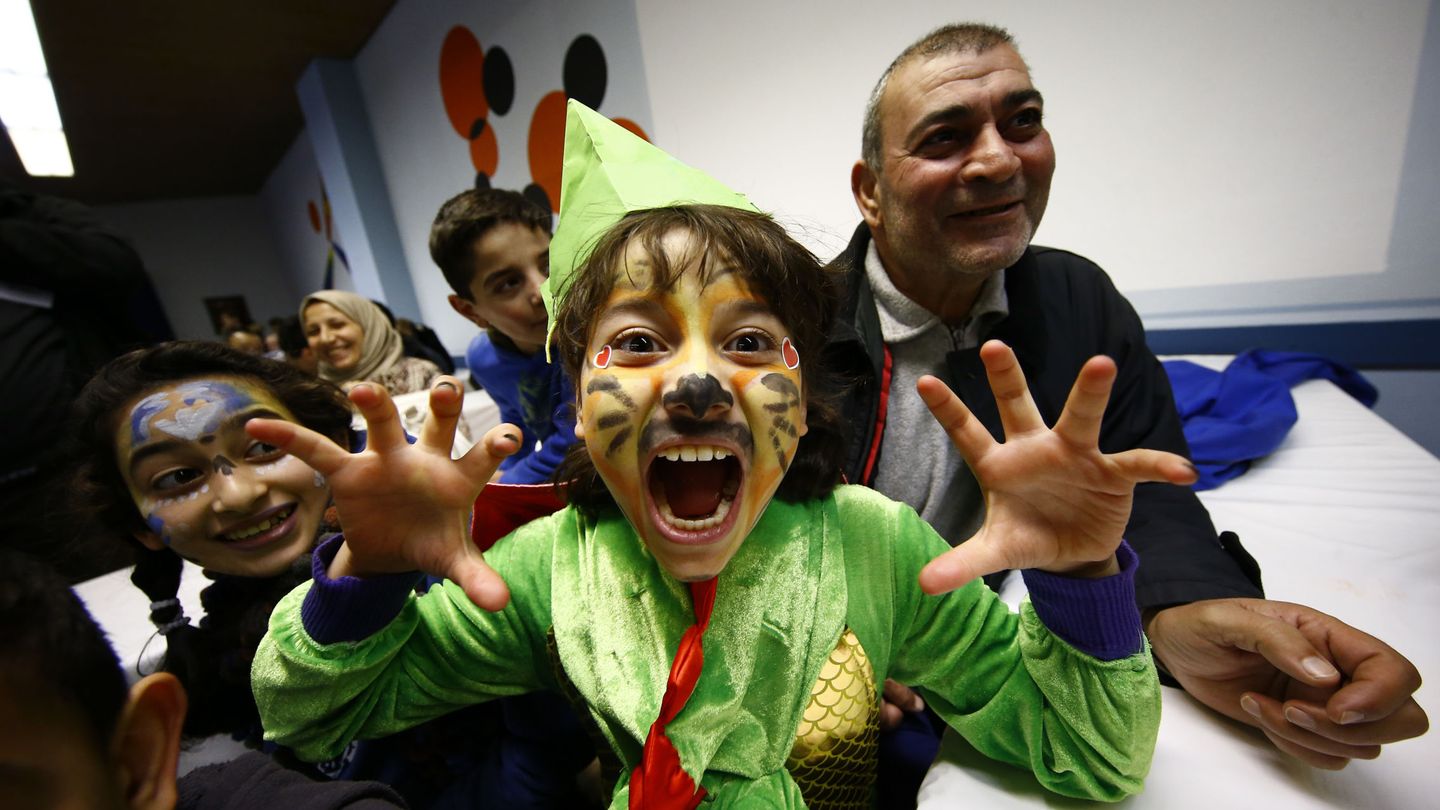 Uwul, de 10 años y de Palmyra, muestra su disfraz de carnaval en un campo de refugiados de Mainz, Alemania (Reuters).