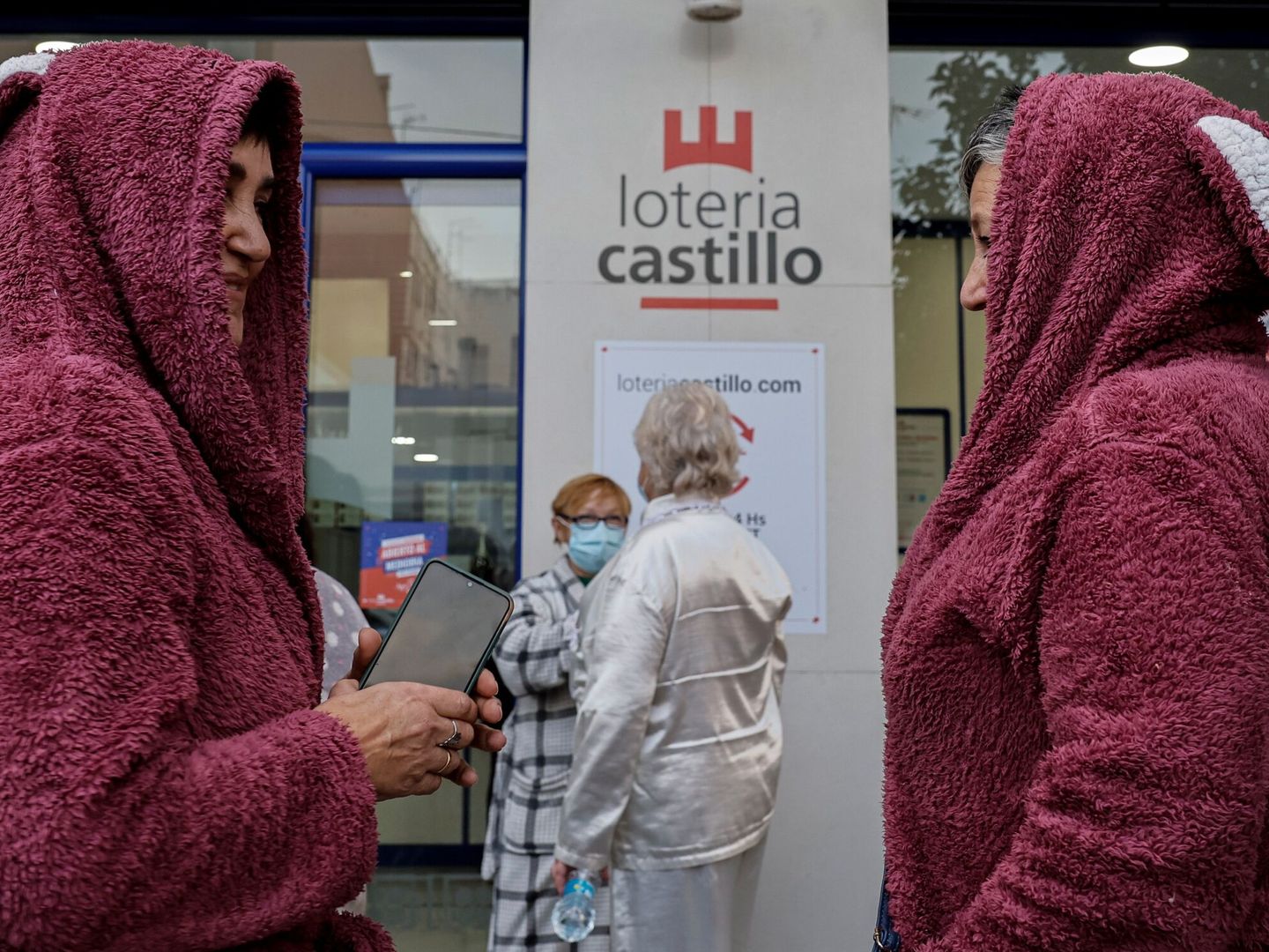 Lotería castillo regaló décimos de Navidad a los 50 primeros clientes que llegasen en pijama (EFE/Biel Aliño)