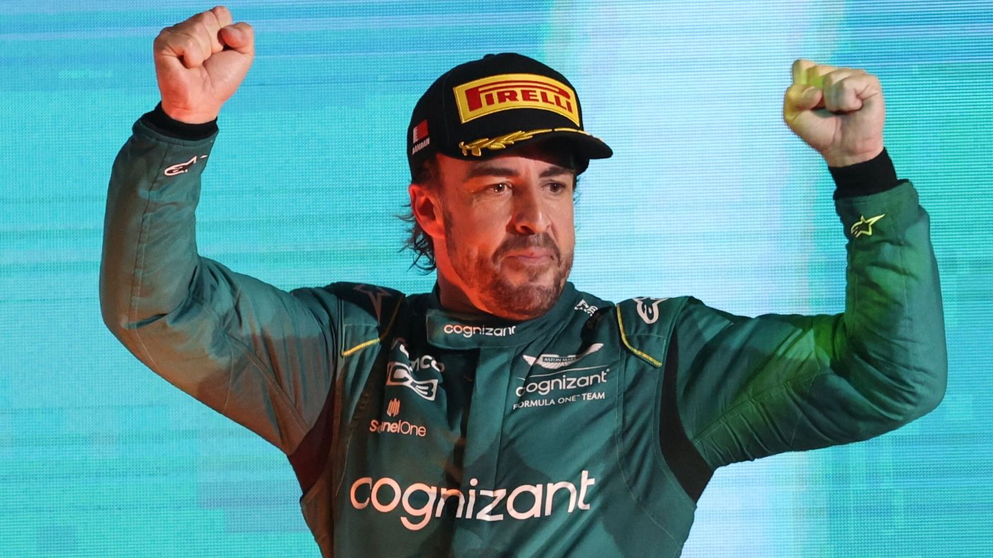 Fernando Alonso, en el podio del GP de Baréin. (EFE/Ali Haider).
