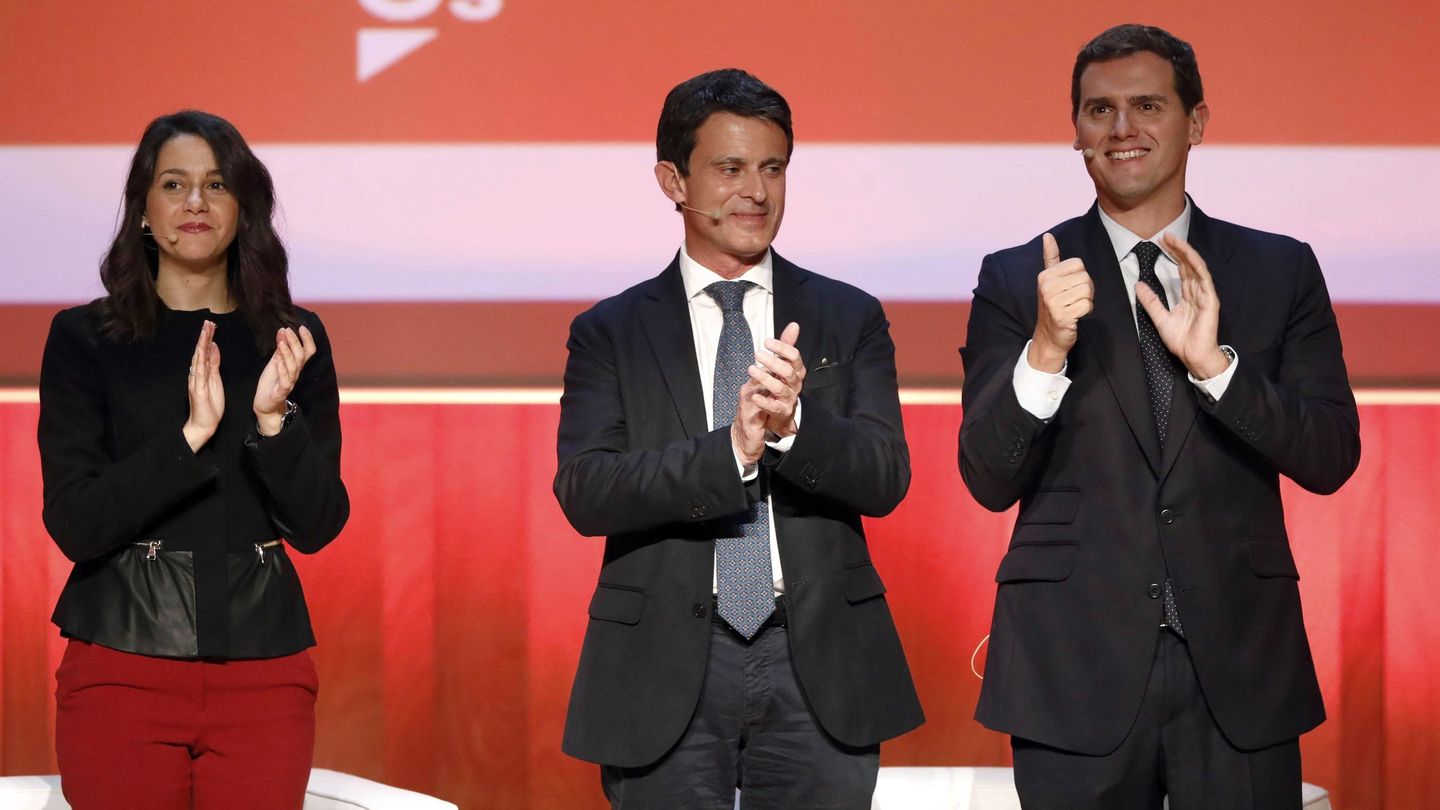 Albert Rivera (d), Inés Arrimadas (i) y Manuel Valls en 2018. (EFE/Andreu Dalmau)