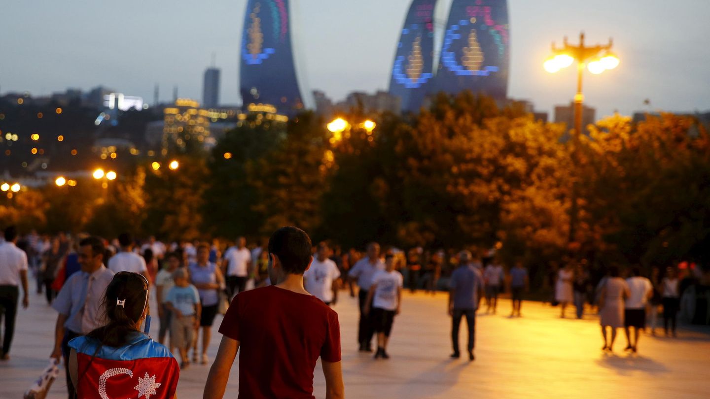 Una pareja camina por el centro de Bakú, en junio de 2015 (Reuters)
