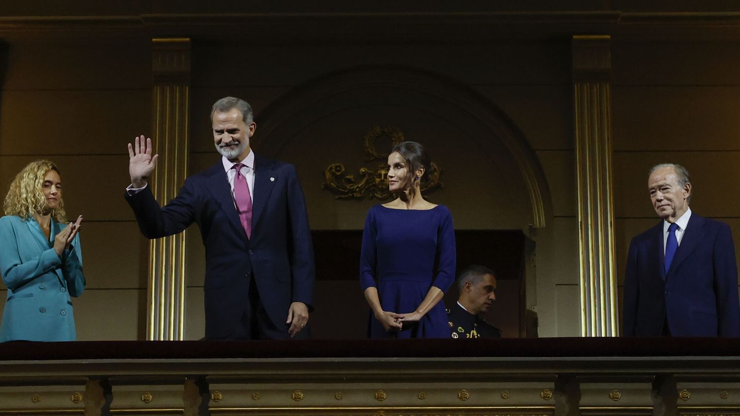 Los reyes Felipe VI y Letizia, junto a la presidenta del Congreso de los Diputados, Meritxell Batet, y el presidente del Teatro Real, Gregorio Marañón. (EFE/Juanjo Martín)