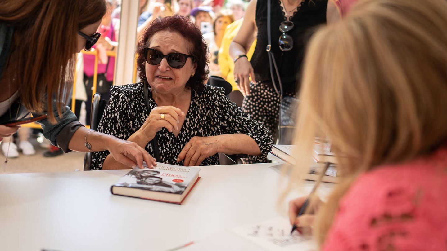 Una mujer se emociona mientras Ana Obregón firma su ejemplar de 'El chico de las musarañas'. (A. B.)