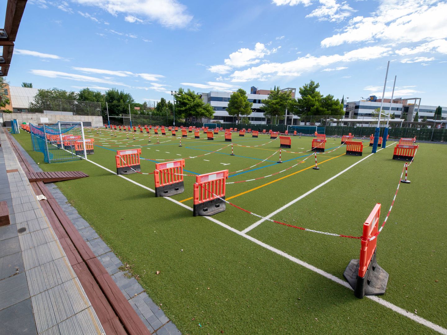 Campo deportivo delimitado por vallas para la entrada de alumnos al British Council School. (D. B.)