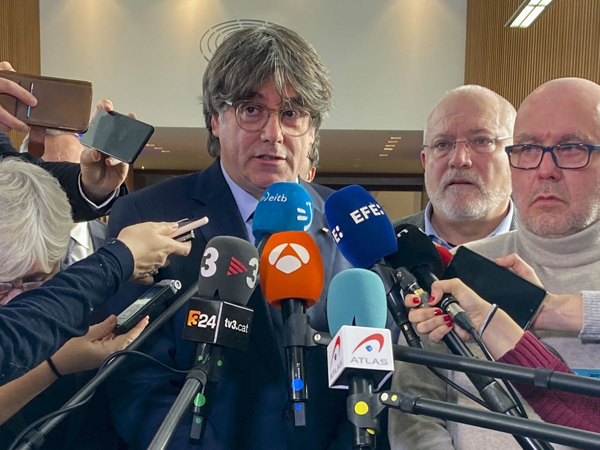 Foto: Carles Puigdemont atiende a los medios de comunicación. (EFE/Leo Rodríguez)