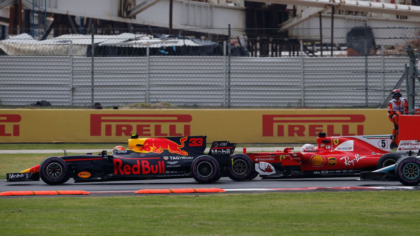 Max Verstappen y Sebastian Vettel tuvieron un nuevo encontronazo en la primera vuelta del GP de México. (Reuters)