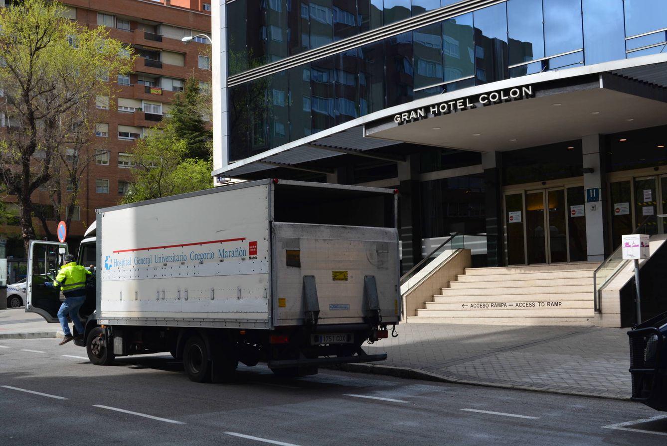 Un camión del Marañón se dispone a descargar material sanitario en el hotel medicalizado. (M. García)