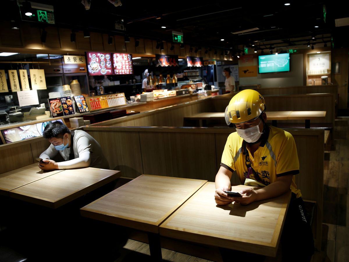 Foto: Dos hombres sentados en un restaurante. (Reuters)