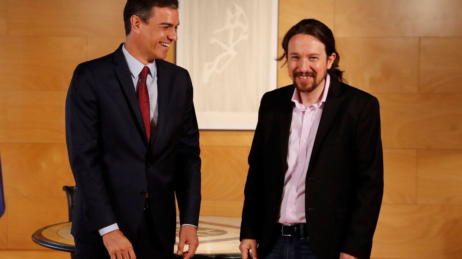 Foto: El presidente del gobierno Pedro Sánchez (i) y el líder de Podemos Pablo Iglesias, durante la nueva ronda de consultas para la investidura. (EFE)