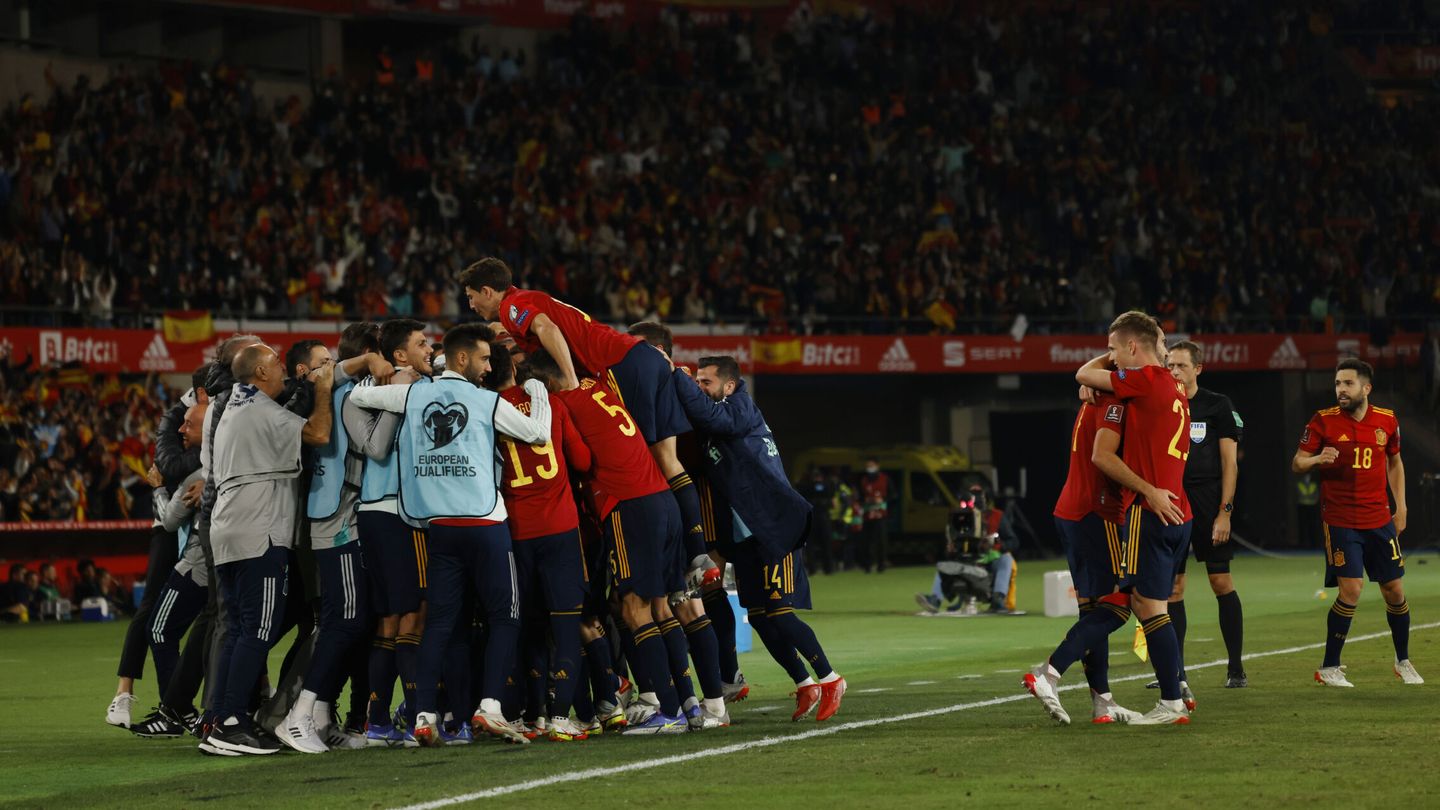 Así celebraron la clasificación los jugadores. (Reuters/Marcelo del Pozo)