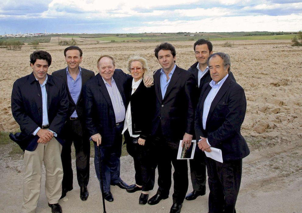 Foto: Fotografía de la visita de Sheldon Adelson a los terrenos de Eurovegas en mayo. (Efe)