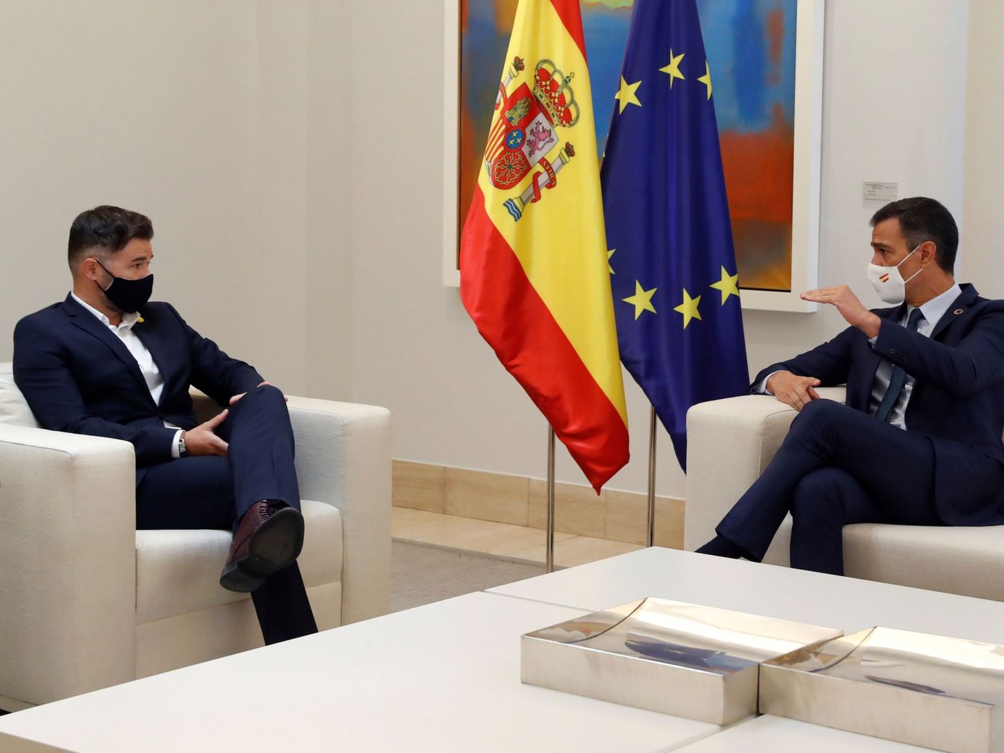 El presidente del Gobierno, Pedro Sánchez, durante su reunión con el portavoz de ERC, Gabriel Rufián. (EFE)