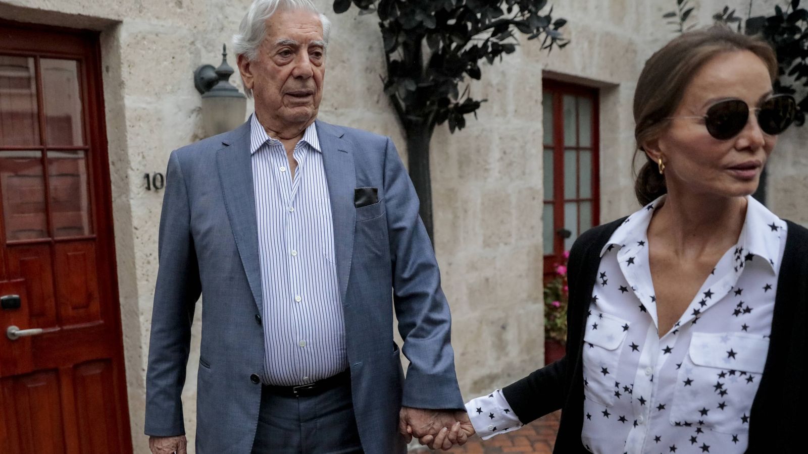 Foto: Isabel y Vargas Llosa en Arequipa. (Gtres)